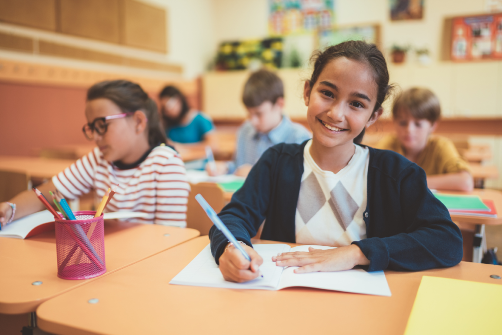 niña tea portandose bien en el colegio