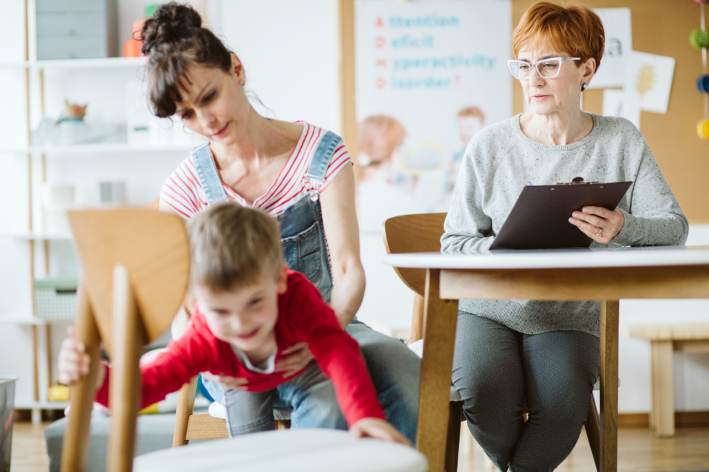 Mamá con fatiga parental intentando contener a hijo neurodivergente
