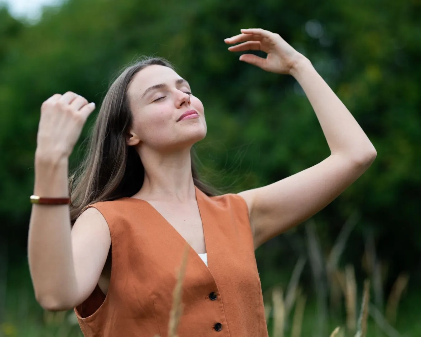 Mujer disfrutando la brisa en su rostro, símbolo de calma, autocuidado y libertad emocional — representación del bienestar materno y la validación personal en NeuroViaje.