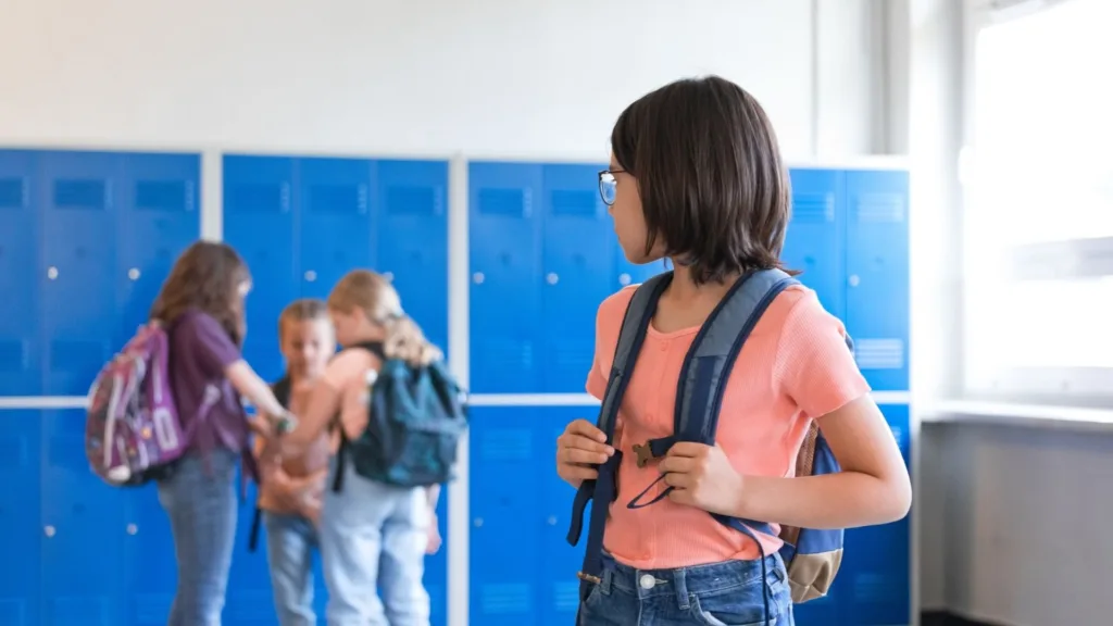 Niña neurodivergente siendo aisalada en el colegio