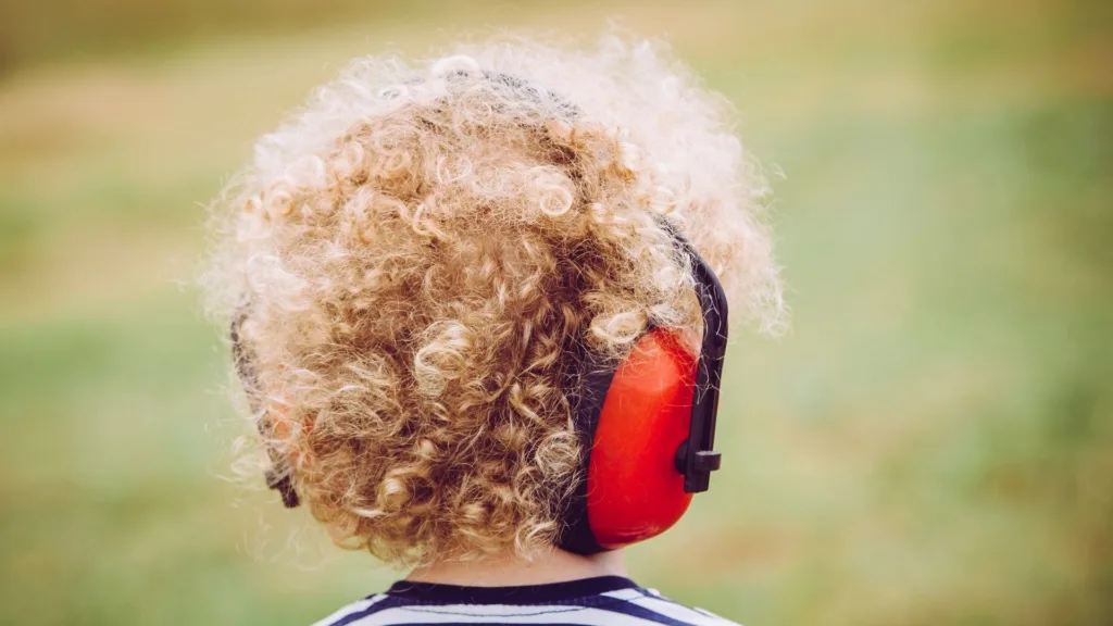 niño autista con audifonos aislantes