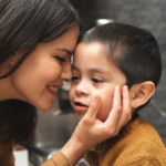 una mama y su hijo. el autismo es una moda