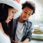 Mamá escribiendo una carta al colegio para pedir apoyos para su hijo neurodivergente sin esperar el diagnóstico
