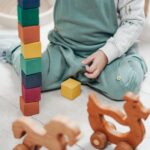 mamá conversando con su hijo en la mesa de la casa: el autismo como condición y no como trastorno cambia cómo le hablas de sí mismo