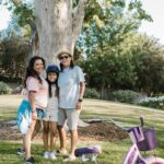 Familia pasando un fin de semana sensorial-friendly al aire libre